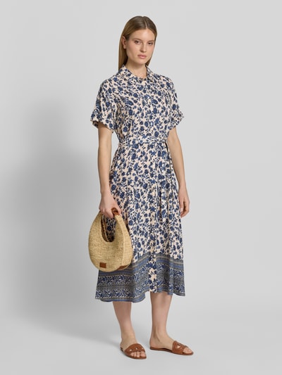 Frauenmodel trägt Hemdblusenkleid aus Viskose mit Bindegürtel Modell 'BlakeLL' von LOLLYS LAUNDRY, florales Muster, taillierter Schnitt, Midikleid, Hemdblusenkragen, Knopfleiste, Ärmel mit Aufschlag, Ganzkörperansicht von vorne.