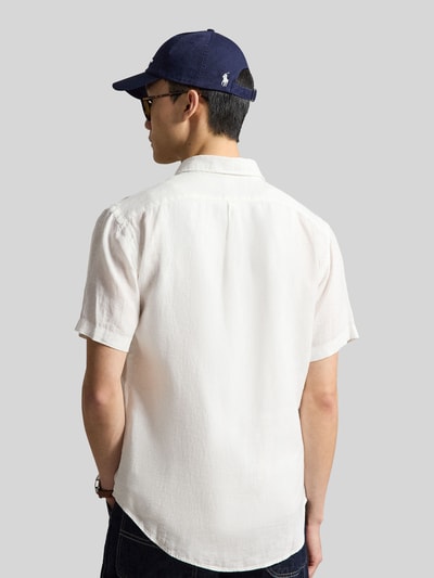 Mannelijk model draagt Regular Fit Leinenhemd met Button-Down-Kragen van Polo Ralph Lauren in look: effen kleuren, lichte kleur en reines linnen, korte mouw, rompzoom licht afgerond, gestikt logo, knoopsluiting doorlopend, geheel van achteren gefotografeerd, Ganzkörperansicht Rückansicht.