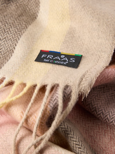 Produktfoto, Schal mit Fransen von FRAAS in Feinstrick-Optik, rechteckig, weiche Textur, Label-Detail, Pastelltöne, Detailaufnahme