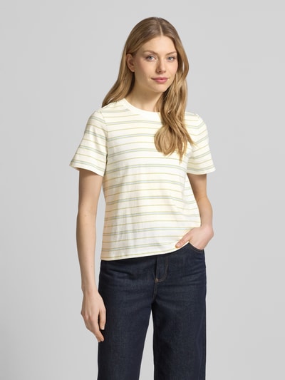 Vrouwenmodel draagt Regular Fit T-shirt uit puur katoen van s.Oliver RED LABEL met all-over motief, korte mouw, jersey look, ronde hals, labelpatch, Ganzkörperansicht von voren.