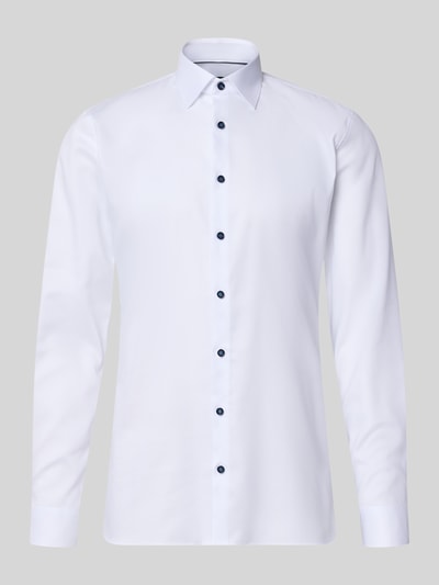 Produktfoto, weißes Super Slim Fit Businesshemd aus Baumwoll-Mix von OLYMP No. Six, glatte Textur, dunkle Knöpfe, neutraler Hintergrund.