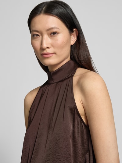 Frauenmodel trägt Top mit Stehkragen Modell 'Zuzeel' von mbyM in Braun, Material-Mix mit Viskose-Anteil, Nahaufnahme Oberkörper.