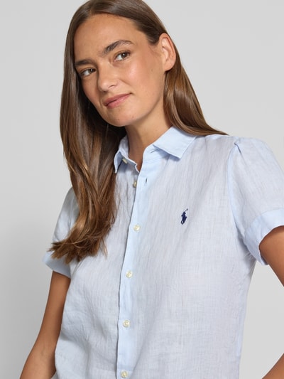 Vrouwenmodel draagt Regular Fit linnen blouse uit puur linnen van Polo Ralph Lauren, look: effen, gestikt logo, overhemdkraag, V-hals, knoopsluiting, korte mouw, gevlamd garen, materiaal: linnen. Nahaufnahme bovenlichaam.