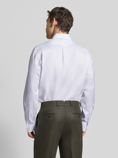 Männermodel trägt Regular Fit Businesshemd aus reiner Baumwolle von Polo Ralph Lauren in Weiß, glatte Struktur, Ganzkörperansicht Rückansicht.