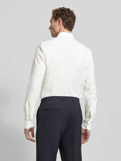 Männermodel trägt Slim Fit Businesshemd aus Twillgewebe mit extra langem Arm von OLYMP, Optik: Unifarben, Ganzkörperansicht Rückansicht.