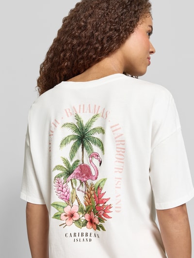 Frauenmodel trägt Damen T-Shirt von Only Modell 'Boxy Fit T-Shirt aus reiner Baumwolle Modell LUCY' mit Optik: Unifarben, Boxy-Fit, Motiv-Print, Rücken-Print, Rundhals, Kurzarm, Material: reine Baumwolle, dezente Farben, weiche Stoffstruktur, Ganzkörperansicht Rückansicht.