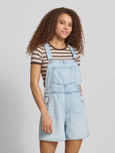 Kobiece modelka nosi Relaxed Fit Latzhose aus reiner Baumwolle od Levi's®, jasnoniebieski denim z kieszeniami i label patch, Ganzkörperansicht von vorne.