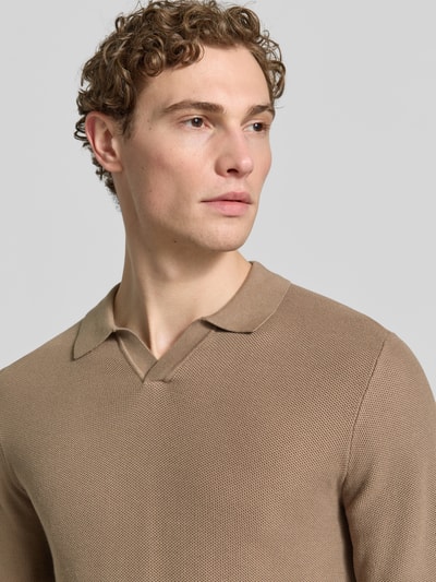 Männermodel trägt Slim Fit Poloshirt mit Viskose-Anteil von Roy Robson, Strick-Optik, Strukturmuster, Viskose-Baumwoll-Mix, Nahaufnahme Oberkörper.
