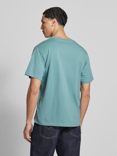Männermodel trägt T-Shirt mit Logo und Rundhalsausschnitt von Jack & Jones in Türkis, Bio-Baumwolle, Regular Fit, Ganzkörperansicht Rückansicht