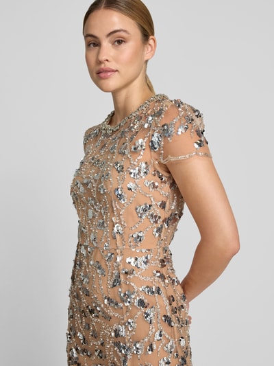 Frauenmodel trägt Maxikleid mit Allover-Ziersteinbesatz von Self-Portrait, semitransparent, taillierte Passform, Rundhalsausschnitt, kurzärmelig, Nahaufnahme Oberkörper.