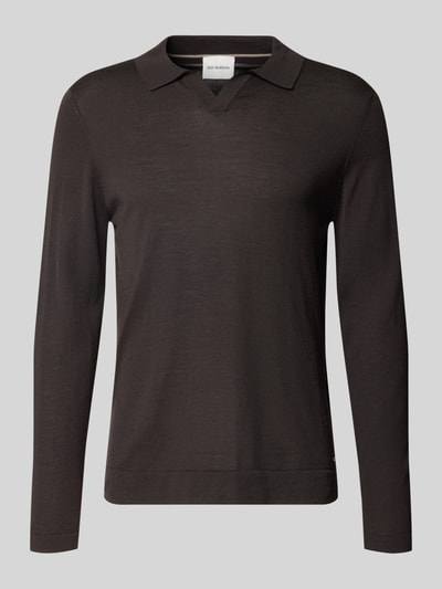Produktfoto, dunkelbrauner Strickpullover aus Schurwolle mit Polokragen und V-Ausschnitt von ROY ROBSON, Slim Fit, glatte Textur.