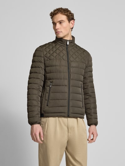 Mannelijk model draagt Slim Fit Steppjacke mit gefüttertem Kragen van Christian Berg Men, olijfgroen, ritszakken, vooraanzicht, bovenlichaam
