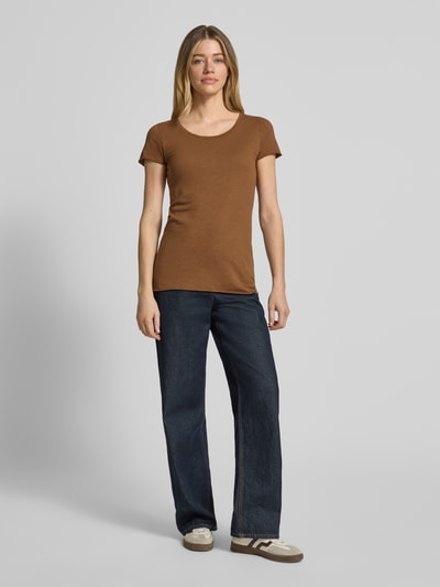 Vrouwenmodel draagt T-shirt met Rundhalsausschnitt und Rollsaum van Rich & Royal, pure katoen, straight fit, bruine kleur, ronde hals, rolzoom, ruglengte maat S 63 cm, volledig lichaam aan de voorkant.