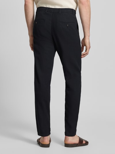 Mannelijk model draagt Regular Fit broek uit katoen-linnen-mix model 'BRODY' van SELECTED HOMME, effen kleuren, gemêleerde structuur, achterzakken, riemlussen, knoop en verborgen ritssluiting, boord met tunnelkoord, steekzak, mix van katoen en linnen, geheel aanzicht achteraan.