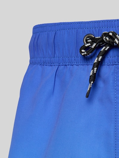 Produktfoto, leuchtend blaue Badeshorts mit schwarzem Kordelzug, glatte Textur, Modell 'BHRISLEA GRADIENCE' von Blend, elastischer Bund