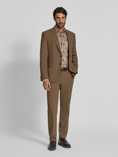 Męski model nosi Slim Fit Business-Hemd mit Kentkragen Modell 'Savio' od OLYMP SIGNATURE z woskowanej bawełny, brązowy garnitur, długie spodnie, jasne tło; krój slim fit, listwa guzikowa, zaokrąglony dół, mankiety sportowe, długość pleców w rozmiarze 40: 80 cm, szerokość ramion w rozmiarze 40: 47 cm, długość rękawa w rozmiarze 40: 68 cm; widok całej sylwetki z przodu.