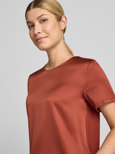 Vrouwenmodel draagt Regular Fit Blouse uit Satin van Christian Berg Woman Selection, glanzende roestbruine tint, ronde hals, korte mouwen, close-up bovenlichaam.