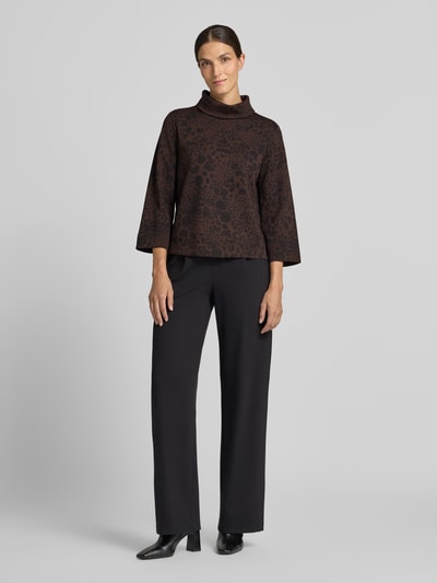 Vrouwenmodel draagt Regular Fit Sweatshirt aus Viskose-Mix van s.Oliver BLACK LABEL, donkerbruin met zwarte animalprint, Ganzkörperansicht van voren.