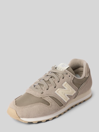 Produktfoto, sneakersy z zaokrąglonym kształtem, wiązanie, model '373' z naszywką z logo, profilowana podeszwa, wysokość obcasa: 2 cm, wysokość cholewki: 8 cm, szerokość w rozmiarze 39: 9 cm, sneakersy z naszywką z logo New Balance, beżowe odcienie, różne tekstury mesh i zamszu