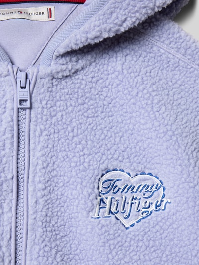 Produktfoto, Regular Fit Bluza rozpinana w imitacji futerka Teddyfell-Optik od Tommy Hilfiger Teens, jednokolorowa, miękka tekstura, zamek błyskawiczny, wyhaftowane logo, kaptur, elastyczne wykończenia, wpuszczane kieszenie, detal z logo.