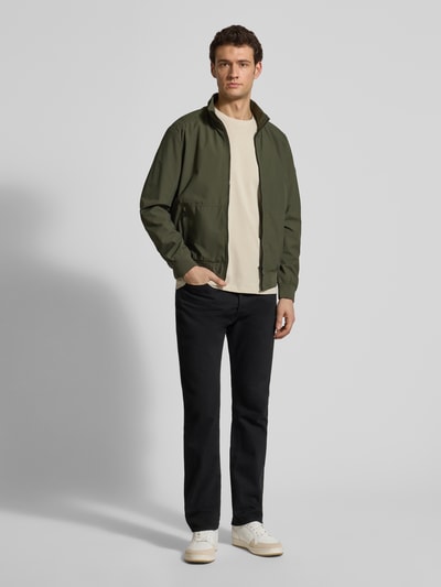 Männermodel trägt Regular Fit Jacke mit Stehkragen von Lerros in Olivgrün, elastischer Material-Mix, Reißverschluss, Eingrifftaschen, Ganzkörperansicht von vorne.
