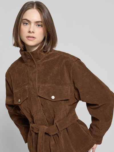 Vrouwenmodel draagt Topshop Jacke in Leder-Optik Modell 'HARPER', mix van viscose en katoen, regular fit, opstaande kraag, strikceintuur, borstwijdte 54 cm, schouderbreedte 52 cm, mouwlengte 58 cm, ruglengte 62 cm, bruin, textuur leerlook, detailopname bovenlichaam.