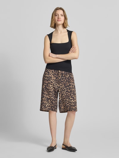 Frauenmodel trägt Shorts im 5-Pocket-Design Modell 'SARAH KYOTO' von JJXX aus Baumwoll-Mix mit Stretch-Anteil, Baggy Fit, Ganzkörperansicht von vorne.