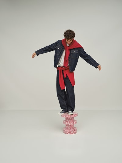 Männermodel trägt Loose Fit Jeans aus reiner Baumwolle von Jake*s Studio Men in Dunkelblau, rote Akzente, Ganzkörperansicht von vorne.
