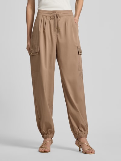 Frauenmodel trägt Hose mit elastischem Bund und Cargotaschen von LIU JO SPORT in Beige, Relaxed Fit, Viskose-Mix, Nahaufnahme Oberkörper.