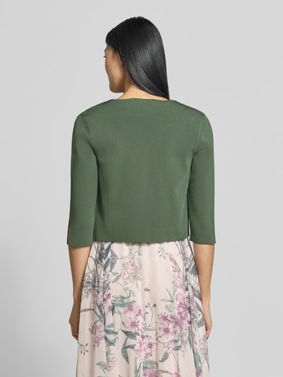 Frauenmodel trägt Regular Fit Bolero aus Viskose-Mix von Vera Mont in Grün, kombiniert mit floral gemustertem Rock, Ganzkörperansicht Rückansicht.
