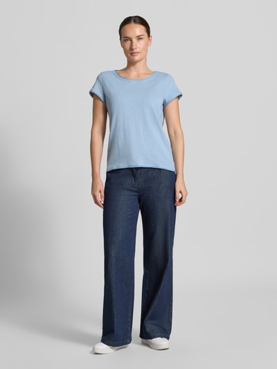 Vrouwenmodel draagt Regular Fit T-Shirt uit puur katoen van s.Oliver RED LABEL in lichtblauw, donkerblauwe broek, Ganzkörperaanzicht van voren