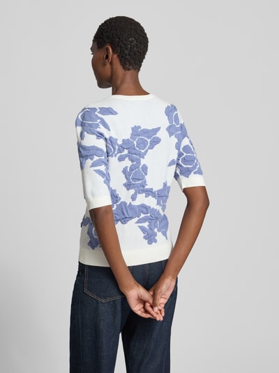 Frauenmodel trägt Strickpullover im Allover-Look mit 1/2-Arm von Christian Berg Woman, Slim-Fit, Material-Mix mit Viskose-Anteil, Rückansicht.