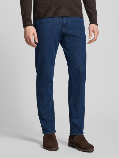 Männermodel trägt Straight Fit Jeans mit 5-Pocket-Design Modell 'Chuck' von Brax, Baumwoll-Mix mit Stretch-Anteil, Ganzkörperansicht von vorne.