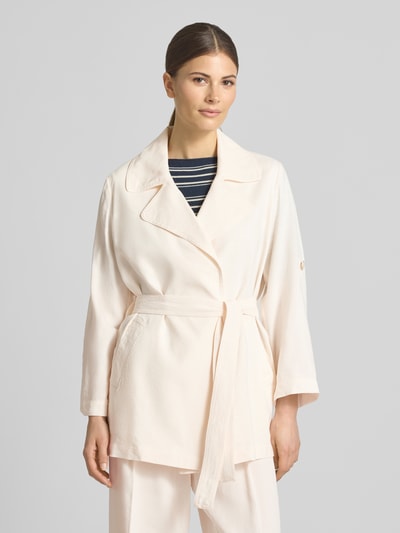Frauenmodel trägt Regular Fit Blazer aus Viskose-Mix Modell 'Lampada' von Marella mit Leinen-Viskose-Anteil, Stoffband, Reverskragen, Damen Ganzkörperansicht von vorne.