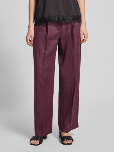 Frauenmodel trägt Straight Fit Leinenhose mit Bügelfalten Modell 'Tempoli' von Mango in Dunkellila, reine Leinen, Ganzkörperansicht von vorne.