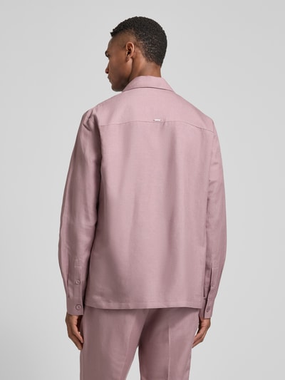 Männermodel trägt Regular Fit Hemdjacke aus Leinen-Viskose-Mix Modell 'ANTIGUA' von Antony Morato in Hellrosa, Rückenlänge 72 cm, Ganzkörperansicht Rückansicht.