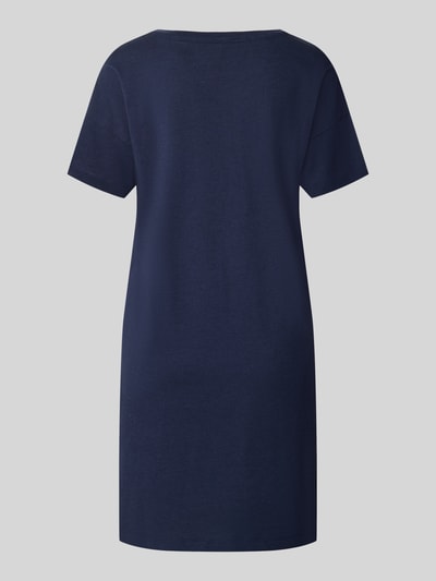 Frauenmodel trägt dunkelblaues Comfort Fit Pyjama aus Baumwoll-Viskose-Mix Modell 'Perfect Nights Nachthemd' von s.Oliver RED LABEL, Ganzkörperansicht Rückansicht. Damen Nachthemd von s.Oliver RED LABEL.