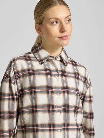 Frauenmodel trägt Langarmbluse mit Brusttasche Modell 'C_Bea' von BOSS Orange, kariert, mehrfarbig, Knopfleiste, Nahaufnahme Oberkörper.