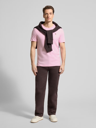 Männermodel trägt Regular Fit T-Shirt aus reiner Baumwolle von Polo Ralph Lauren in Optik: Unifarben mit Logo-Stitching, Ganzkörperansicht von vorne.
