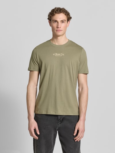 Męskimodel trägt Regular Fit T-Shirt aus reiner Baumwolle von s.Oliver RED LABEL, efekt: jednolity kolor, krój regular fit, nadruk z logo, okrągły dekolt, krótki rękaw, bawełna, Ganzkörperansicht von vorne.