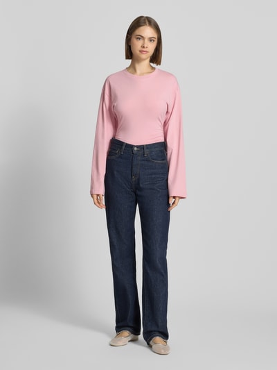 Kobiece model prezentuje bluzkę z długim rękawem z mieszanki bawełny, krój taliowany, okrągły dekolt, JJXX Longsleeve aus Baumwoll-Mix Modell 'Paloma', długość tyłu w rozmiarze S: 57 cm, widok całej sylwetki od przodu.