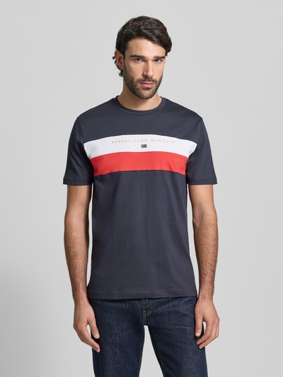 Männermodel trägt Regular Fit T-Shirt mit Rundhalsausschnitt von Christian Berg Men, reine Baumwolle, Statement-Print, Ganzkörperansicht von vorne