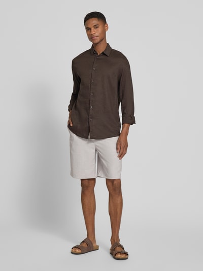 Männermodel trägt hellgraue Shorts mit elastischem Bund Modell 'Samos' von Casual Friday aus Viskose-Mix, Regular Fit, Ganzkörperansicht von vorne.