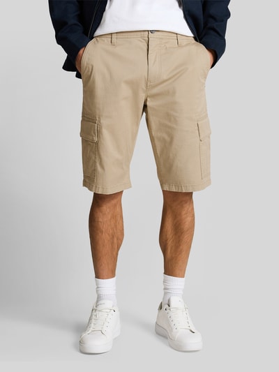 Männermodel trägt Regular Fit Cargoshorts aus Baumwoll-Mix von Tom Tailor, Optik: Unifarben, Strukturiert, Ganzkörperansicht von vorne.