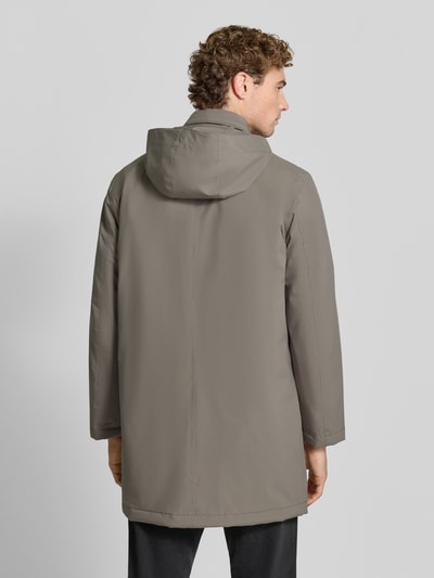 Mannermodel draagt Regular fit functionele lange jas met afneembare capuchon van Marc O'Polo in grijs, Ganzkörperansicht Rückansicht.