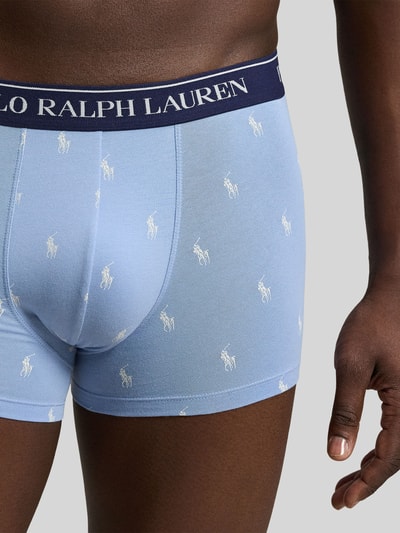 Männermodel trägt hellblaue Trunks aus Baumwoll-Mix Modell 'CLSSIC TRUNK-3 PACK' von Polo Ralph Lauren Underwear mit Muster, Nahaufnahme Oberkörper.