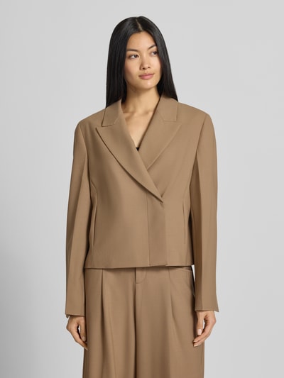 Frauenmodel trägt Regular Fit Blazer mit Reverskragen von Closed in Beige, Material-Mix mit Schurwoll-Anteil, Ganzkörperansicht von vorne.