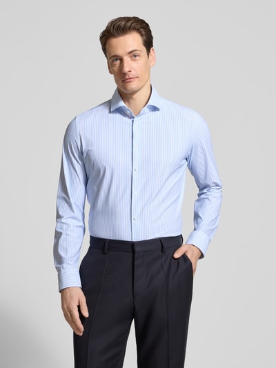Männermodel trägt Slim Fit Business-Hemd mit Haifischkragen von Seidensticker aus blau-weiß gestreiftem Material-Mix mit Stretch-Anteil, Knopfleiste, Ganzkörperansicht von vorne. Rückenlänge, Schulterbreite und Ärmellänge laut Kontext.