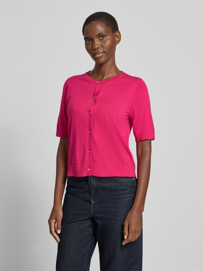 Frauenmodel trägt Strickjacke aus Viskose-Mix mit 1/2-Arm von Milano Italy, leuchtend pink, Regular Fit, Knopfleiste, Nahaufnahme Oberkörper.