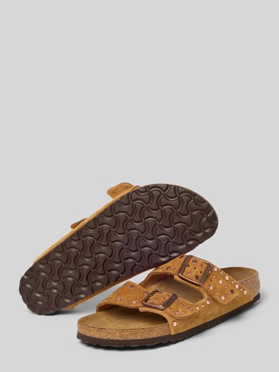 Productfoto, Slippers uit echt leer Model 'Arizona' van Birkenstock, afgeronde pasvorm, met studs, open hiel, profielzool, hakhoogte maat 40 4 cm